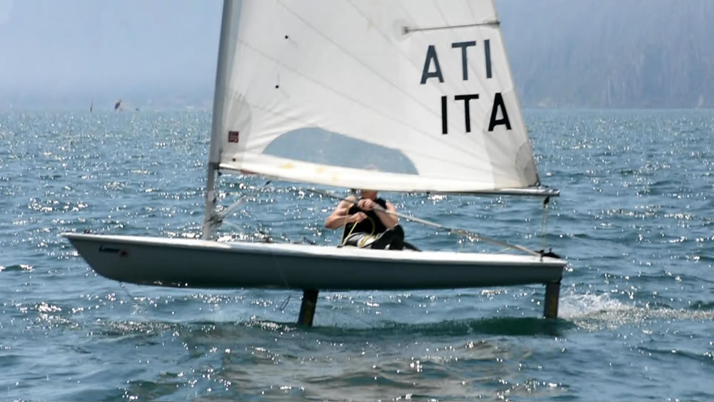 foilsz-laser-beim-foilen-gardasee FOILSZ - Foiling Kit für den Laser/ILCA