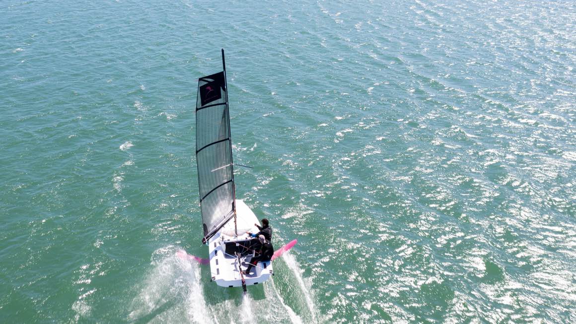 segeljolle-birdyfish-schnelle-foil-fahrt-von-achtern