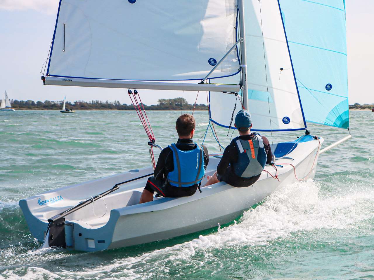 bahia-mit-gennaker-freunde-spass-downwind BAHIA mit Gennaker