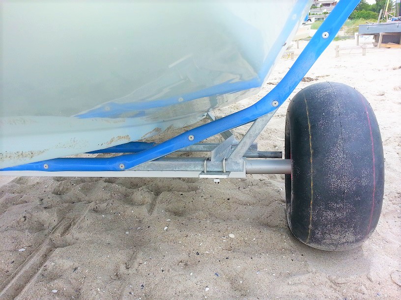 trax075-1 Strandachse für LASER PICO VAGO BAHIA montiert am Slipwagen