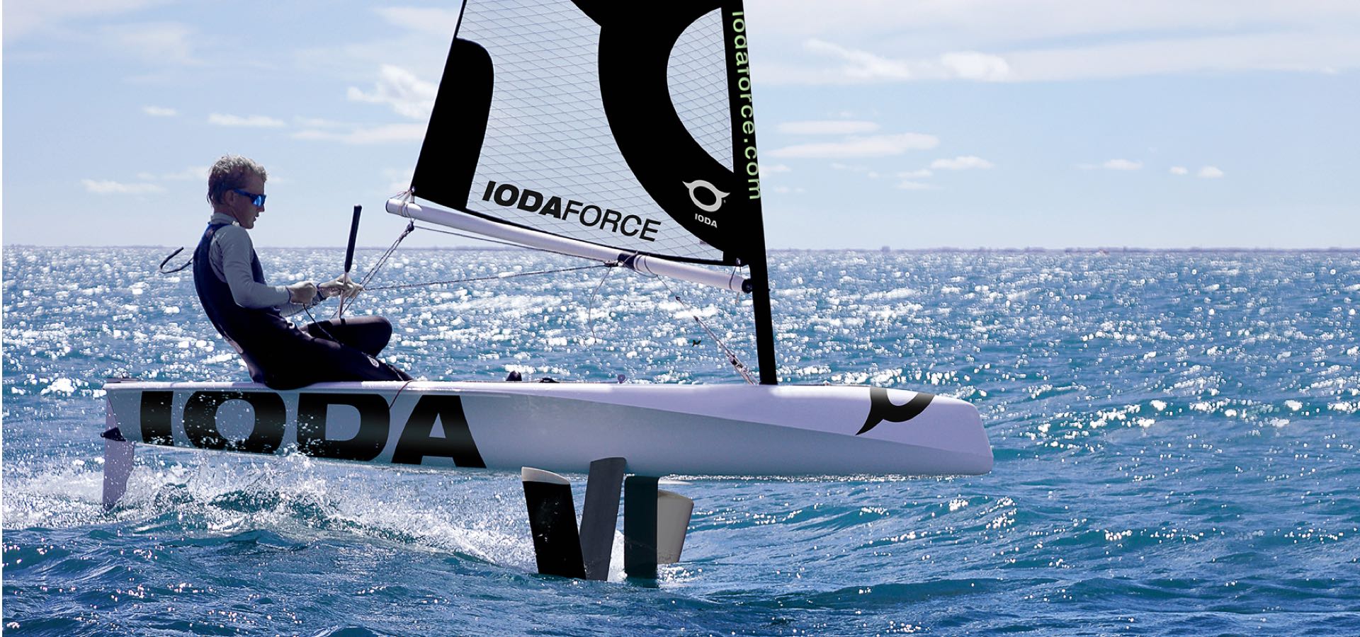 IODA Foiling Segeljolle fliegt im Foiling-Modus kontrolliert die Welle hinunter - kleine, leichte Segeljolle mit einem Steuermannl