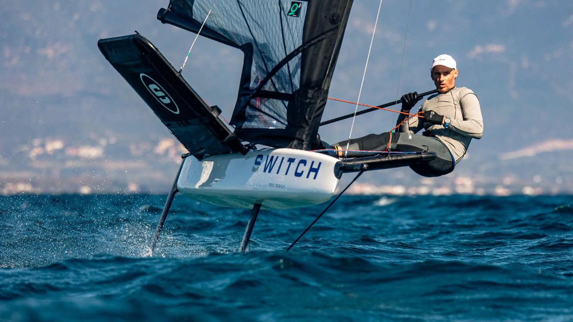 Einhand-Foiling-Jolle SWITCH fliegt auf ihren Foils über das Meer