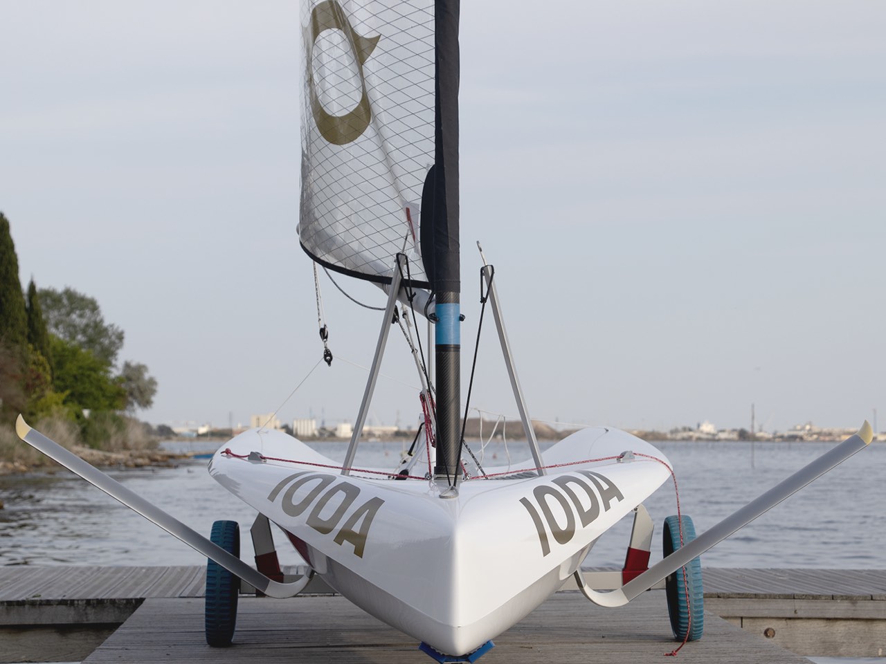 IODA segelfertig mit Slipwagen und 6,5 m² Segel