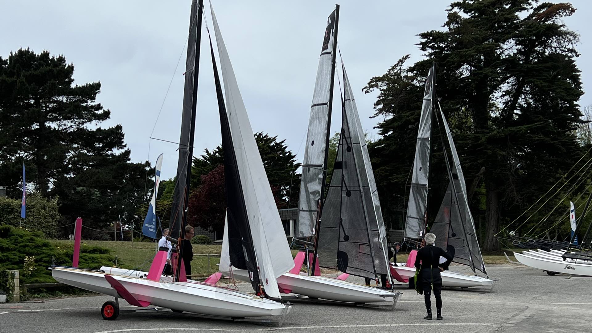 birdyfish-segeljollen-mit-foils-aufgetakelt-auf-slipwagen birdyfish-segeljollen-mit-foils-aufgetakelt-auf-slipwagen
