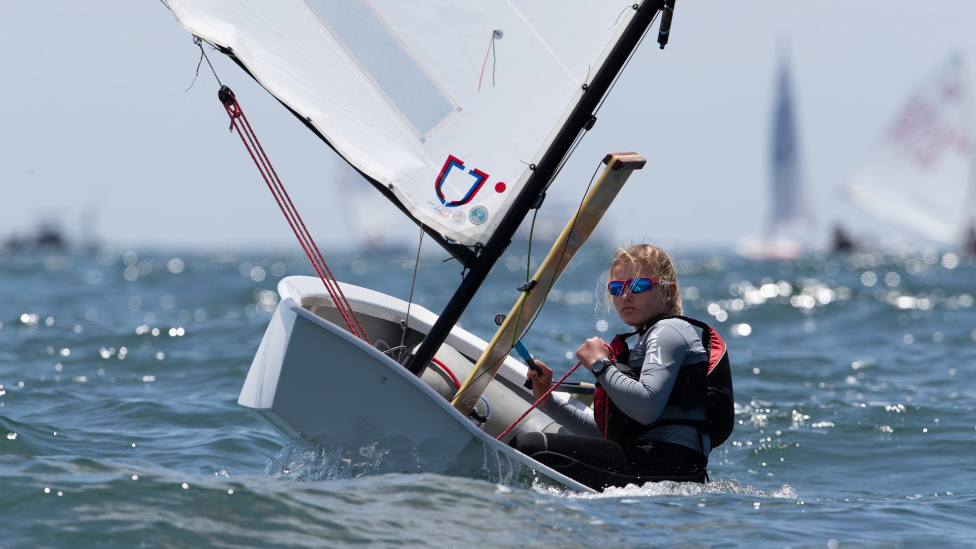 Optimist segeljolle maedchen vorwind