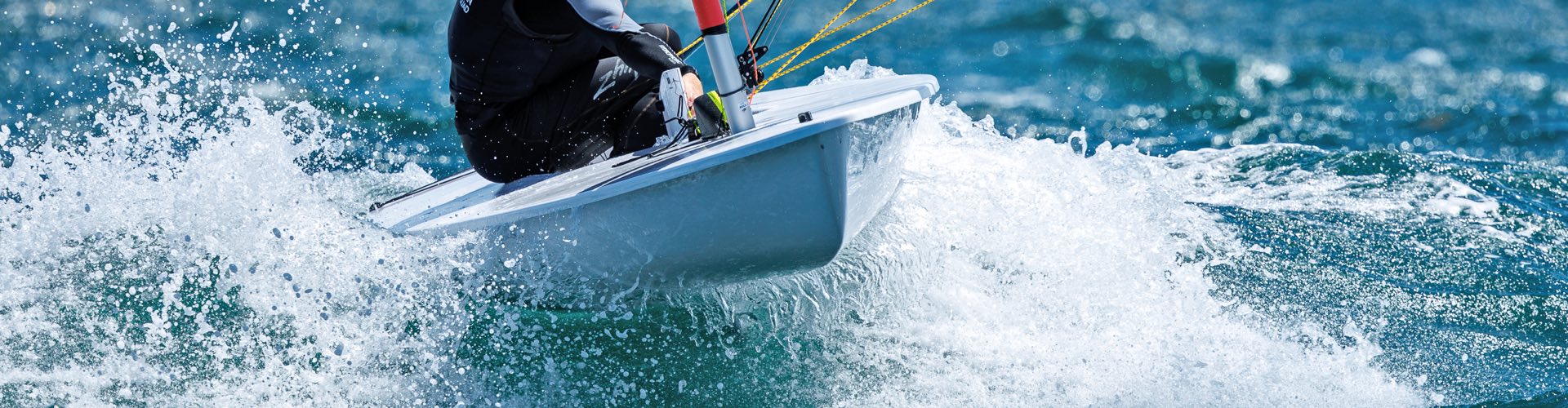Ilca segeljolle surft welle gischt