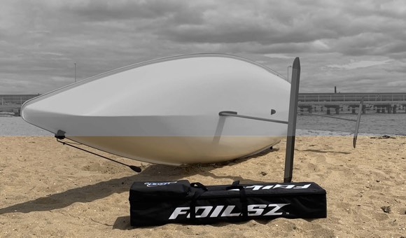 Ilca laser mit foilsz gekentert strand