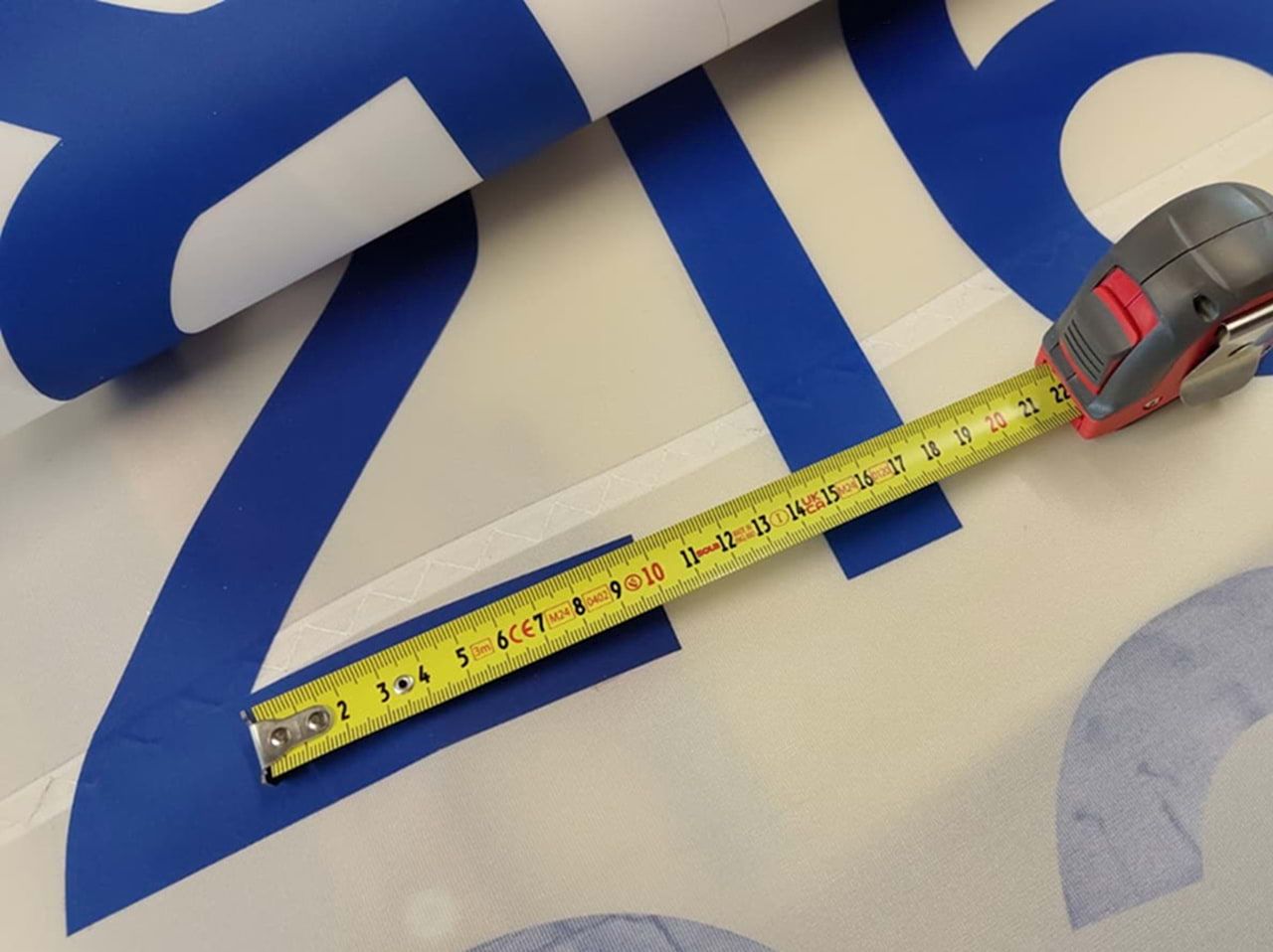 Segelnummern einkleben und vermessen Optimist