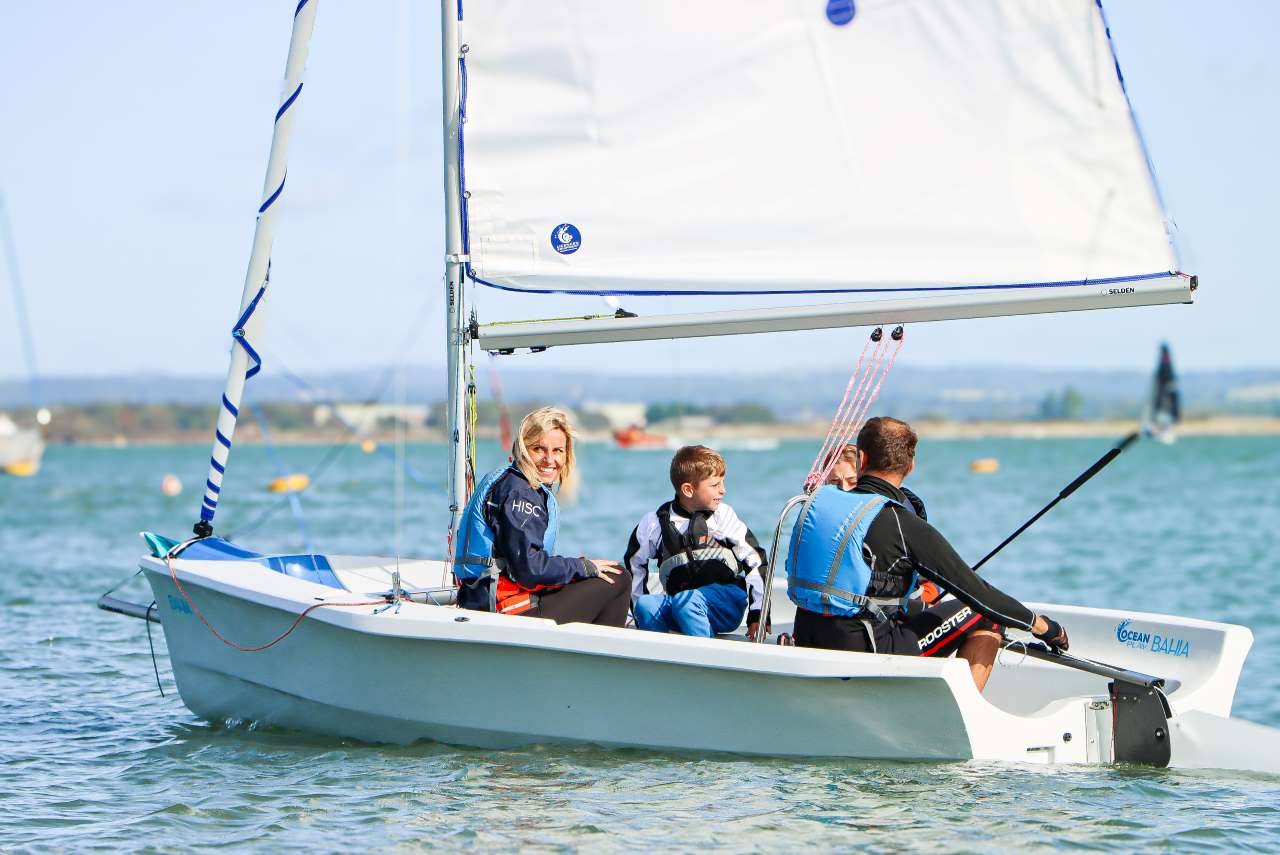 bahia-mit-gennaker-familie-beim-ablegen BAHIA mit Gennaker