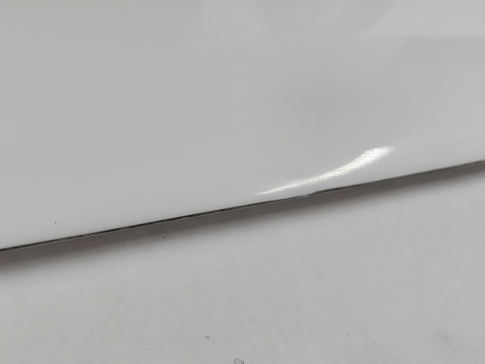 weiß, glänzende Oberfläche, Kante, Metallreflexion, scharfe Ecke